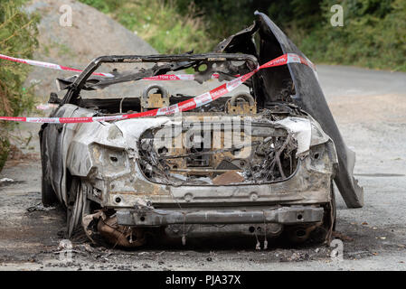 Brand beschädigt Auto zeigt die Fire & Rescue Service Nicht kreuzen Kunststoffband. Stockfoto