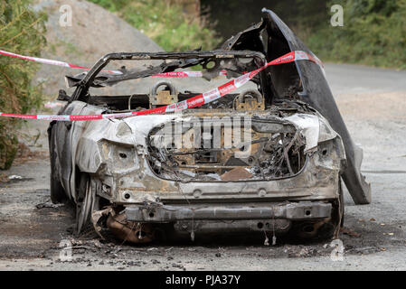 Brand beschädigt Auto zeigt die Fire & Rescue Service Nicht kreuzen Kunststoffband. Stockfoto