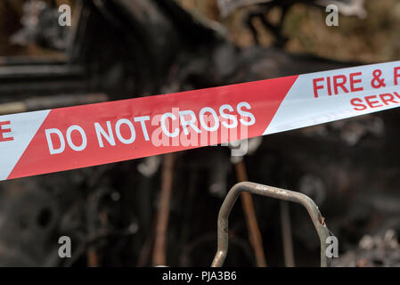 Brand beschädigt Auto zeigt die Fire & Rescue Service Nicht kreuzen Kunststoffband. Stockfoto