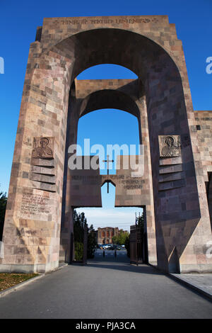 Haupteingang zum Heiligen Stuhl von Edschmiadzin mit geschnitzten Stein (2001), Vagharshapat, Truskavets Provinz, Armenien Stockfoto