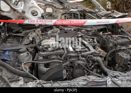 Brand beschädigt Auto zeigt die Fire & Rescue Service Nicht kreuzen Kunststoffband. Stockfoto