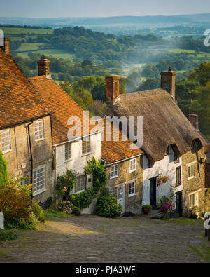 Abend am Gold Hill in Shaftesbury, Dorset, England Stockfoto