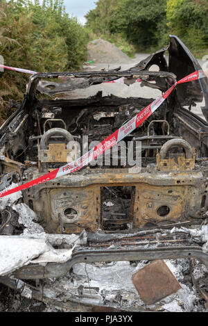 Brand beschädigt Auto zeigt die Fire & Rescue Service Nicht kreuzen Kunststoffband. Stockfoto