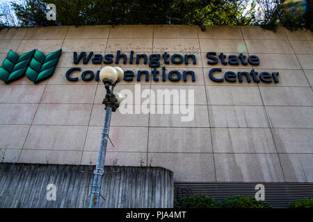 Pike Street und das Washington State Convention Center in der Innenstadt von Seattle Washington USA Stockfoto