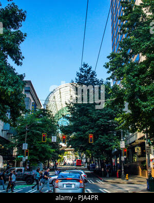 Pike Street und das Washington State Convention Center in der Innenstadt von Seattle Washington USA Stockfoto