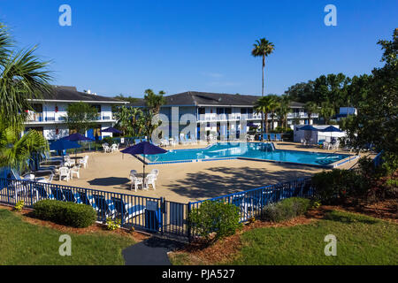 Orlando, Florida - 8. Mai 2018: Schwimmbad im Rodeway Inn Maingate Resort oder Hotel in Orlando, Florida, USA Stockfoto