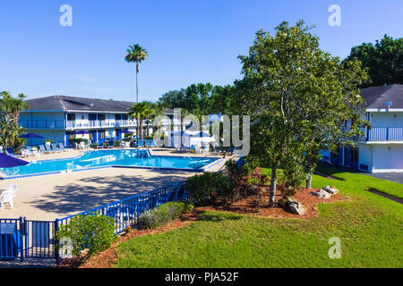 Orlando, Florida - 8. Mai 2018: Schwimmbad im Rodeway Inn Maingate Resort oder Hotel in Orlando, Florida, USA Stockfoto