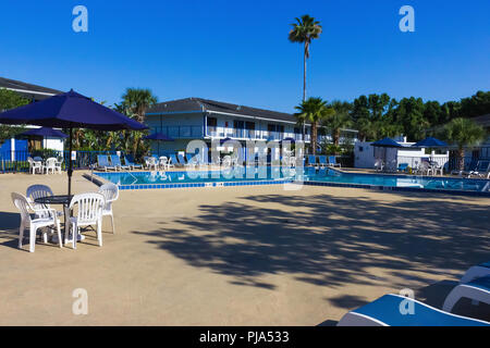 Orlando, Florida - 8. Mai 2018: Schwimmbad im Rodeway Inn Maingate Resort oder Hotel in Orlando, Florida, USA Stockfoto