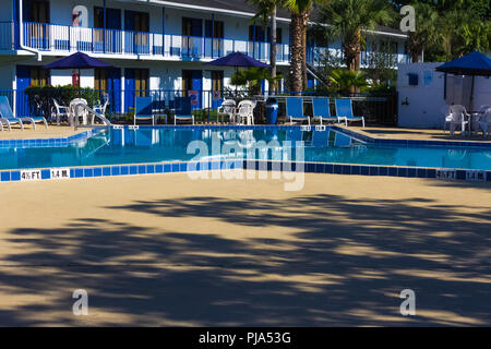 Orlando, Florida - 8. Mai 2018: Schwimmbad im Rodeway Inn Maingate Resort oder Hotel in Orlando, Florida, USA Stockfoto