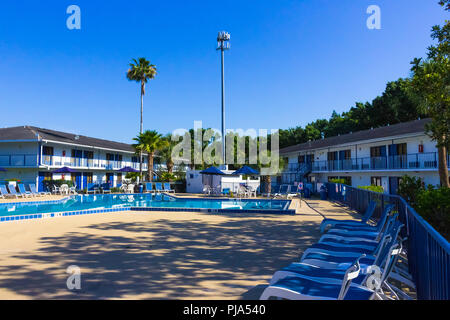 Orlando, Florida - 8. Mai 2018: Schwimmbad im Rodeway Inn Maingate Resort oder Hotel in Orlando, Florida, USA Stockfoto