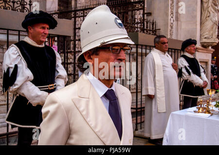 Ein Open Air' Jockeys Masse" statt Am Morgen des Rennens in der Piazza Del Campo, Palio di Siena, Siena, Italien Stockfoto