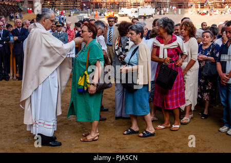 Ein Open Air' Jockeys Masse" statt Am Morgen des Rennens in der Piazza Del Campo, Palio di Siena, Siena, Italien Stockfoto