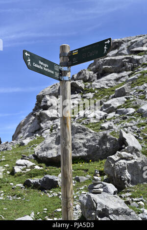 Wegweiser in der Nähe von El-Kabel (oberes Druckwerk) Fuente De, Picos de Europa, an der Kreuzung der Wege nach El-Kabel und das Refugio Cabana Veronica gelegen. Stockfoto