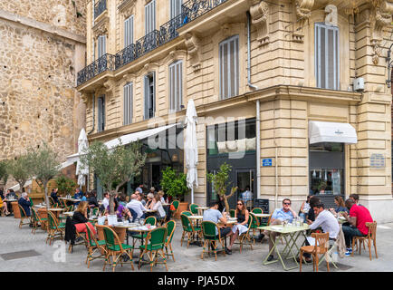 Sidewalk Cafe auf Platz Sadi-Carnot, Vieux Port, Marseille, Provence-Alpes-Côte d'Azur, Frankreich Stockfoto