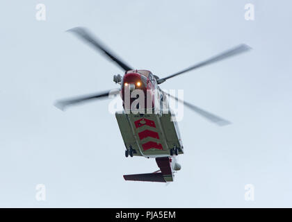 Der Sikorsky S-92 HM Küstenwache Hubschrauber verlassen ist Inverness Ausgangspunkt für die Isle of Sky an der Westküste. Stockfoto