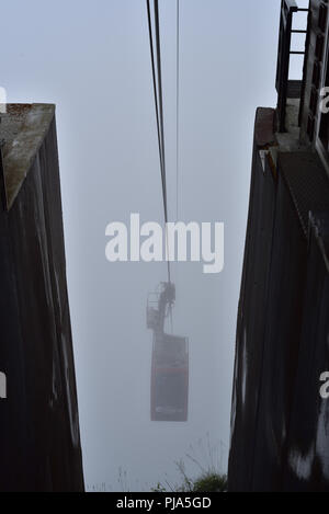 Die obere Partie (el-Kabel) des teleferique oder Seilbahn von Fuente De. Das Auto ist aus dem Nebel auftaucht, da es im Dock kommt. Stockfoto