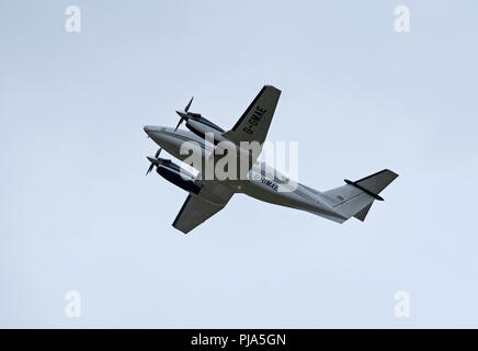 Abflug vom Flughafen Inverness ist der Beechcraft B200 Super King Air G-Spiel. Stockfoto