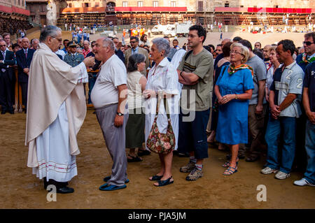 Ein Open Air' Jockeys Masse" statt Am Morgen des Rennens in der Piazza Del Campo, Palio di Siena, Siena, Italien Stockfoto