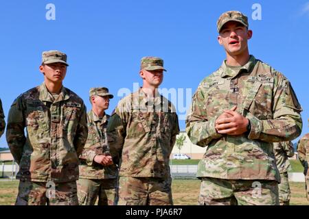 1. Lt Kevin Henry erklärt, warum Pvt. Jeffery Vang, Links, erwarb einen Command Sergeant Major Münze für seine aussergewöhnliche Arbeit Ethik und Engagement für die Pflicht, Novo Selo, Bulgarien, 2. Juli 2018. Beide Soldaten sind mit einem Co, 2-5 Cav, 1 ABCT, 1 CD zugeordnet. Stockfoto