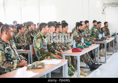 KANDAHAR, Afghanistan (Juli 5, 2018) --afghanischen nationalen Armee Soldaten aus dem gesamten Korps 205Th hören Sie Ihre Führungskräfte, 5. Juli 2018, während der Eagle Strike Unternehmen Abschlussfeier im Camp Hero, Afghanistan. Eagle Strike Unternehmen ist eine neu gegründete Firma, die schnelle Eingreiftruppe aus afghanischen Soldaten in den verschiedenen Brigaden der 205th Korps, um zu helfen, die Letalität der afghanischen nationalen Verteidigungs- und Sicherheitskräfte zu erhöhen. Stockfoto