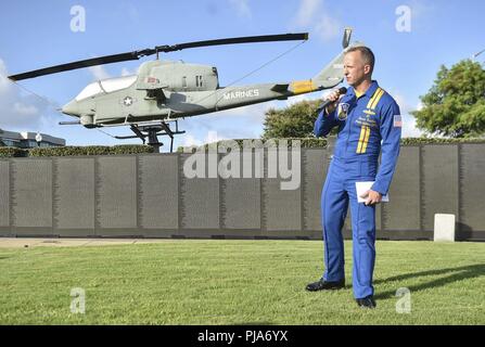 PENSACOLA, Florida (3. Juli, 2018) Leutnant David Gardner, der Public Affairs Officer für die US-Navy Flight Demonstration Squadron, die Blue Angels, spricht Blues während der 'in der Stadt' am Veterans Memorial Park in Pensacola, Fla. Die Veranstaltung bot Gelegenheit für die Gemeinschaft zu treffen, Fragen zu stellen und Autogramme von Team Mitglieder anwesend. Der Blaue Engel sind geplant mehr als 60 Demonstrationen an mehr als 30 Standorten in den USA und Kanada im Jahr 2018 durchzuführen. Stockfoto