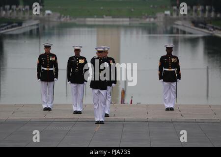 Chief Warrant Officer 2 Richard Woodall, Parade Adjutant, führt "Schwert" während einer Dienstag Sonnenuntergang Parade am Lincoln Memorial, Washington D.C., den 3. Juli 2018. Der Ehrengast für die Parade war Vice Adm. Walter E. "Ted" Carter, 62 Betriebsleiter des US Naval Academy und das Hosting offizielle war Generalleutnant Robert S. Walsh, Kommandierender General, Marine Corps Combat Development Command und der stellvertretende Kommandant, Bekämpfung Entwicklung und Integration. Stockfoto