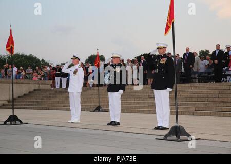 Von links, Vice Adm. Walter E. "Ted" Carter, 62. Betriebsleiter der US Naval Academy, Generalleutnant Robert S. Walsh, Kommandierender General, Marine Corps Combat Development Command und der stellvertretende Kommandant, Bekämpfung Entwicklung und Integration, und Oberst Don Tomich, kommandierender Offizier, Marine Barracks Washington D.C., ein Gruß für Ehren während eines Dienstag Sonnenuntergang Parade am Lincoln Memorial, Washington D.C., den 3. Juli 2018 machen. Der Ehrengast für die Parade war Vice Adm. Carter und das Hosting offizielle war Generalleutnant Walsh. Stockfoto