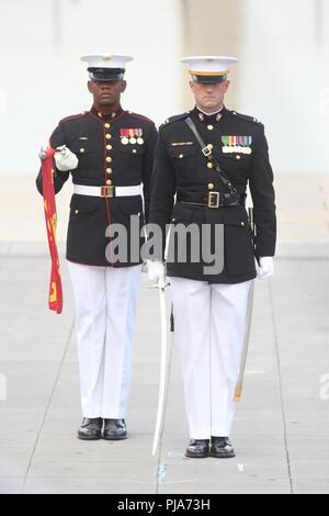 Kapitän Billy R. Grissom, Kompaniechef, Alpha Company, Marine Barracks Washington D.C., und Lance Cpl. Joshua Lawson, guidon Bearer, Alpha Company, MBW, Ehren während dem Spielen der Nationalhymne machen während eines Dienstag Sonnenuntergang Parade am Lincoln Memorial, Washington, D.C., 3. Juli 2018. Der Ehrengast für die Parade war Vice Adm. Walter E. "Ted" Carter, 62 Betriebsleiter des US Naval Academy und das Hosting offizielle war Generalleutnant Robert S. Walsh, Kommandierender General, Marine Corps Combat Development Command und der stellvertretende Kommandant, Bekämpfung Entwicklung und Integration. Stockfoto