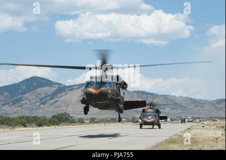Mehr als 50 Soldaten und Piloten aus dem Colorado National Guard unterstützen die Feder Brand Commander mit traffic control points, roving Sicherheitsstreifen und Antenne Wassertropfen in San Juan und Huerfano Grafschaften, Colo., 3. Juli 2018. Stockfoto