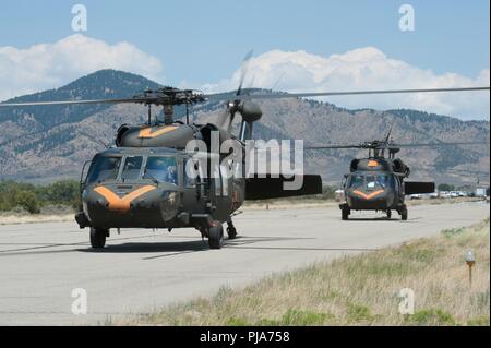 Mehr als 50 Soldaten und Piloten aus dem Colorado National Guard unterstützen die Feder Brand Commander mit traffic control points, roving Sicherheitsstreifen und Antenne Wassertropfen in San Juan und Huerfano Grafschaften, Colo., 3. Juli 2018. Stockfoto