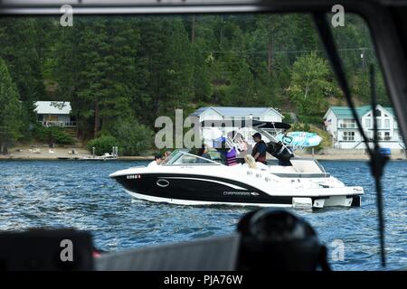 Der Küstenwache Crew an Bord eines 25-Fuß-Antwort Boat-Small Patrouillen der Wasser des Lake Coeur d'Alene, Idaho am 30. Juni 2018. Dies war die Seattle auf der Coast Guard crew erstmals auf dem See und ihre Bemühungen, Teil einer Initiative für Nautiker der Gefahren von Fahren unter dem Einfluss von Alkohol informieren und Durchsetzung von Gesetzen zur sicheren Bootfahren waren. Stockfoto