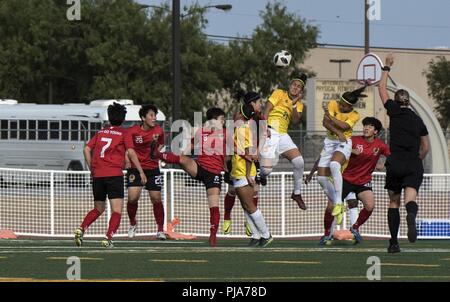 FORT BLISS, Texas - Brasilien Kämpfe in Südkorea die Goldmedaille Spiel des Conseil International du Sport Militaire (CISM) Weltweit militärische Frauen Fußball-Meisterschaft 2018, 3. Juli 2018. Elite militärischen Fussball Spieler aus der ganzen Welt während des Turniers im Quadrat zu bestimmen, wer waren die besten Frauen Fußball-Spieler unter den internationalen Militärs teilnehmen. Stockfoto