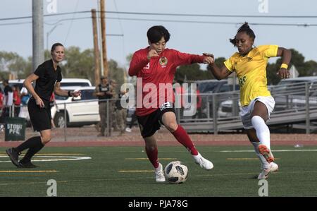 FORT BLISS, Texas - Brasilien nimmt auf Südkorea in der Gold Medaille Spiel des Conseil International du Sport Militaire (CISM) Weltweit militärische Frauen Fußball-Meisterschaft 2018, 3. Juli 2018. Elite militärischen Fussball Spieler aus der ganzen Welt während des Turniers im Quadrat zu bestimmen, wer waren die besten Frauen Fußball-Spieler unter den internationalen Militärs teilnehmen. Stockfoto