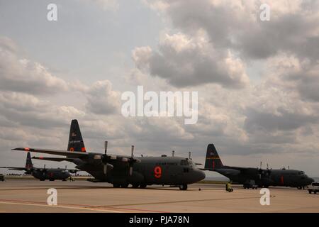 PETERSON AIR FORCE BASE, Colo-Piloten und eine Hercules C-130 Flugzeugen aus den 152 Airlift Wing, Reno, Nevada, und 153 AW, Cheyenne, Wyoming, Ankunft in Reaktion auf Unterstützung aus dem National Interagency Fire Center die laufenden brandunterdrückung Antwort Bemühungen in den westlichen USA zu unterstützen, bei Peterson Air Force Base, Colorado, 5. Juli 2018. Die beiden Air National Guard Flügel werden melden Sie zwei Modulare luftgestützten Brandbekämpfung Systemen ausgestatteten C-130 von 302Nd AW der Air Force Reserve Command. Stockfoto