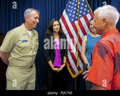 HONOLULU (3. Juli 2018) (von links nach rechts) hinten Adm. Brian Fort, Commander, Marine Region Hawaii und Naval Surface Gruppe mitten im Pazifischen Ozean, NCIS Special Agent - Mannle Nayda, NCIS Special Agent Kara Scammell und Honolulu Bürgermeister Kirk Caldwell sofort übertragen nach dem 3. Juli Pressekonferenz an der Honolulu Polizei-abteilung Hauptsitz, auf Sicherheit, Prävention ausgerichtet und Haring Aloha' während der Rand der Pazifischen Übung. 25 Nationen, 46 Schiffe, 5 U-Boote, über 200 Flugzeuge, und 25.000 Mitarbeiter beteiligen sich an Rimpac vom 27. Juni bis 2. August in und um die Haw Stockfoto