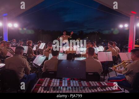 Gunnery Sgt. Justin A. Houser, Band Master mit der Marine Reserve Band, führt die Band bei einem Tag der Unabhängigkeit Konzert auf der großen Wiese, City Park, New Orleans am 3. Juli 2018. Tag der Unabhängigkeit Konzert im Stadtpark war einer von mehreren, die Konzerte der Band für ihre Unabhängigkeit Tag Konzertreihen durchgeführt. Stockfoto