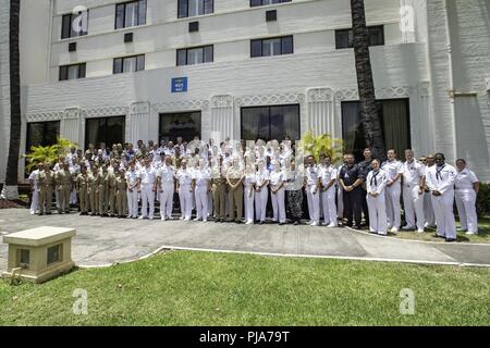 JOINT BASE Pearl Harbor - HICKAM, Hawaii (5. Juli 2018) Die Internationale militärische Gesundheitsberufe für ein Gruppenfoto posieren in einer medizinischen Symposium am Joint Base Pearl Harbor-Hickam während der Pacific Rim (Rimpac) Übung. 25 Nationen, 46 Schiffe, 5 U-Boote, über 200 Flugzeuge und 25.000 Angestellte beteiligen sich an Rimpac vom 27. Juni bis 2. August in und um die hawaiischen Inseln und Südkalifornien. Die weltweit größte internationale maritime Übung RIMPAC bietet eine einzigartige Ausbildung während der Förderung und Erhaltung der kooperative Beziehungen unter den Teilnehmern cri Stockfoto