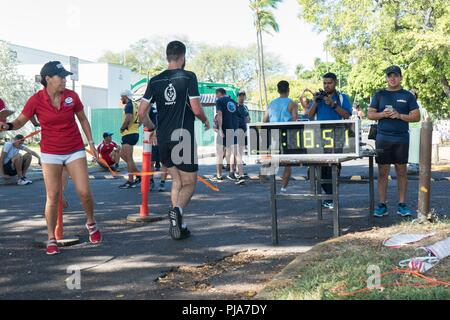 Pearl Harbor (5. Juli 2018) Internationale Personal an einer 5K laufen bei Joint Base Pearl Harbor-Hickam Juli 5. 25 Nationen, 46 Schiffe, 5 U-Boote, über 200 Flugzeuge und 25.000 Angestellte beteiligen sich an Rimpac vom 27. Juni bis 2. August in und um die hawaiischen Inseln und Südkalifornien. Die weltweit größte internationale maritime Übung RIMPAC bietet eine einzigartige Ausbildung während der Förderung und Erhaltung der kooperative Beziehungen unter den Teilnehmern von entscheidender Bedeutung für die Gewährleistung der Sicherheit der Seewege und die Sicherheit der Weltmeere. RIMPAC 2018 ist der 26. exe Stockfoto