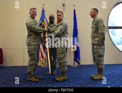 Us Air Force Oberstleutnant John Talafuse, 39th Operations Support Squadron eingehende Commander, erhält das Geschwader guidon von Oberst Paul Quigley, 39th Waffen System Security Group Commander, die während eines Befehls Zeremonie in Incirlik, Türkei, 5. Juli 2018. Talafuse war zuvor Leiter der Sicherheit für das 100-Luftbetankung Flügel, RAF Mildenhall, Vereinigtes Königreich. Stockfoto