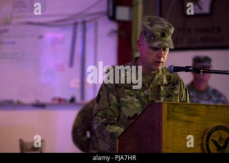 Us-Armee Oberstleutnant Sean Ibarguen, Commander, 1.BATAILLON 141 Infanterie Regiment, als "Task Force Alamo bekannt", spricht während der Übertragung der Autorität Zeremonie auf Lager Lemonnier, 5. Juli 2018. Task Force Alamo übernimmt die Obrigkeit und das Kommando von Task Force Bajonett. Stockfoto