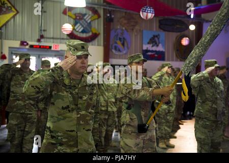 Us-Armee Oberstleutnant Sean Ibarguen, Commander, 1.BATAILLON 141 Infanterie Regiment, als "Task Force Alamo bekannt", begrüßt zum Abspielen der Nationalhymne, die bei der Übertragung der Autorität Zeremonie auf Lager Lemonnier, 5. Juli 2018. Task Force Alamo übernimmt die Obrigkeit und das Kommando von Task Force Bajonett. Stockfoto