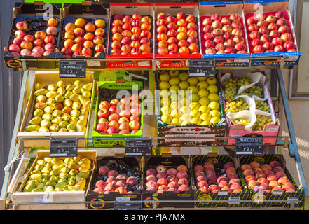 Anzeige von Äpfeln, Birnen, Nektarinen außerhalb des Shops, Frankreich. Stockfoto