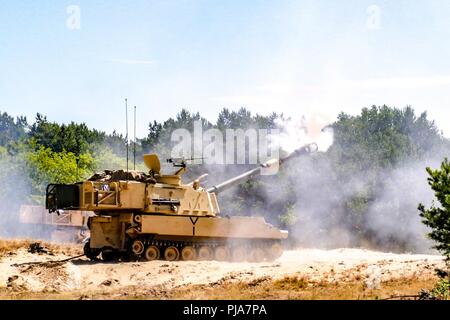 Ein M109A6 Paladin vom 1.BATAILLON 82 Field Artillery Regiment führt eine t Brand Mission in Torun, Polen, während der Durchführung von Batterie Qualifikationen. Das Bataillon ist Teil der 1. Gepanzerten Brigade Combat Team, 1.Kavallerie Division Ausbildung zur Unterstützung der Atlantischen lösen. Stockfoto