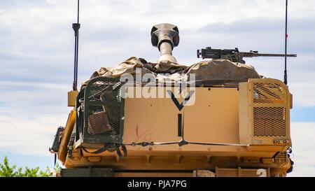 Ein M109A6 Paladin vom 1.BATAILLON 82 Field Artillery Regiment erwartet ein Brand Mission in Torun, Polen, während der Durchführung von Batterie Qualifikationen. Das Bataillon ist Teil der 1. Gepanzerten Brigade Combat Team, 1.Kavallerie Division Ausbildung zur Unterstützung der Atlantischen lösen. Stockfoto