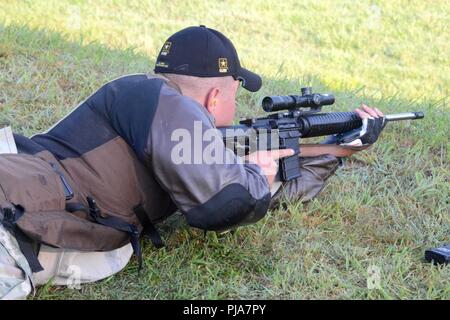 Quantico, Virginia - US-Army Treffsicherheit (USAMU) Service Rifle Team Soldat Sgt. Lane Ichord, ein Eingeborener von Waterford, Ca. bereitet Downrange auf der 57. jährlichen dienststellenübergreifenden Gewehr Meisterschaft zu Feuer in der Marine Corps Base Quantico von 25. Juni bis 1. Juli auf dem Calvin A. Lloyd Bereich Komplex der Waffen Training Bataillon statt. Ichord hatte eine gute Woche eine neue dienststellenübergreifende Datensatz in der DIENSTSTELLENÜBERGREIFENDEN 600 Yard Match mit einer Kerbe von 200-16 X, der er auch seinen eigenen Rekord in der dienststellenübergreifenden Marine Corps entsprechen, notieren, die er letztes Jahr gebunden. Er war auch Mitglied von zwei Stockfoto