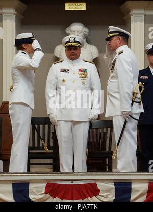 Coast Guard Kapitän Eric Doucette entlastet Kapitän Claudia Gelzer, wie der Kommandant der Küstenwache Sektor Boston, Massachusetts, die während eines Befehls Zeremonie, Freitag, 6. Juli 2018 bei der Faneuil Hall in Boston. Hintere Adm. Andrew Tiongson, Commander, First Coast Guard Bezirk, den Vorsitz über die Zeremonie. Stockfoto