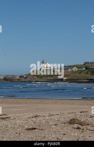 Blick über die Mündung des Flusses Deveron in Richtung Macduff vom Strand in Banff, Aberdeenshire, Schottland, Großbritannien. Stockfoto