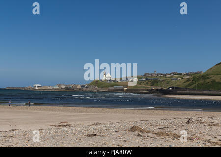 Blick über die Mündung des Flusses Deveron in Richtung Macduff vom Strand in Banff, Aberdeenshire, Schottland, Großbritannien. Stockfoto