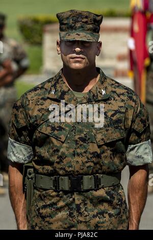 Us Marine Corps Oberst Paul Nugent, Stabschef der 1. Marine Division, nimmt seine Post als Kommandeur der Truppen bei einem Befehl Zeremonie an der Marine Corps Base Camp Pendleton, Calif., 6. Juli 2018 statt. Die Zeremonie vertreten die Übertragung der Zuständigkeit, Befugnis und Verantwortlichkeit von Generalmajor Eric M. Smith, der scheidende Kommandierender General, Generalmajor Robert F. Castellvi, die eingehenden kommandierenden General. Stockfoto