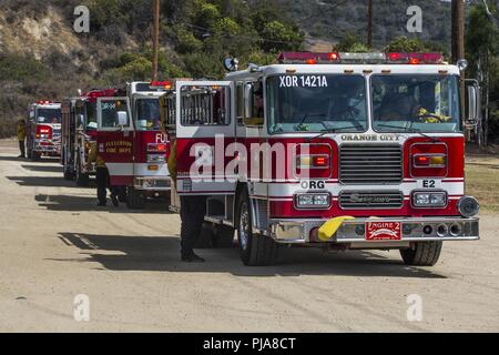 Feuerwehrmänner mit dem Camp Pendleton Feuerwehr bekämpfen einen Brand in der Santa Margarita/De Luz Wohngebiet auf der Marine Corps Base Camp Pendleton, Kalifornien, 6. Juli 2018. Stockfoto